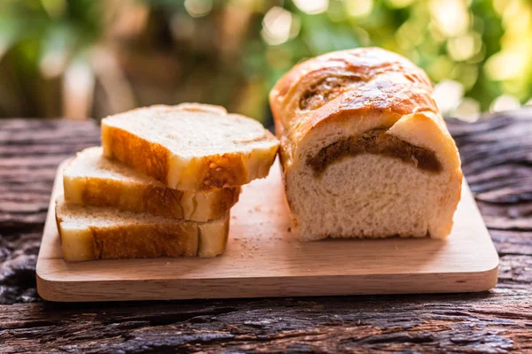 Pain tranché - tranches de pain maison sur une assiette et une tasse en bois — Photo