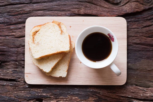 Pan rebanado - Rebanadas caseras de pan en un plato y taza de madera — Foto de Stock