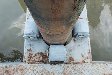 Çelik sütunlar ve tekerlekler