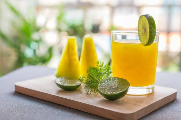 Арбузный сок с желтой мякотью с лаймом — стоковое фото