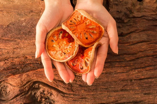 Les mains tiennent les fruits de Bael — Photo