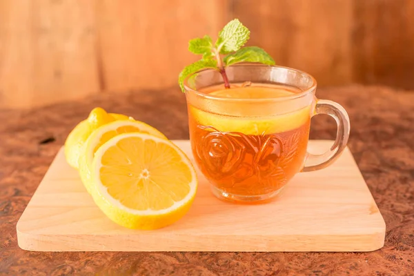 Tetera de limón con rodajas de limón — Foto de Stock