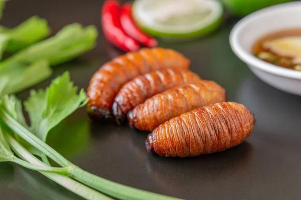 Smažený červ, hmyzí jídlo se zeleninou v hnědém talíři. Uzdravit — Stock fotografie