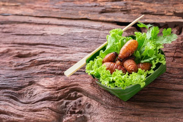 Gusano frito, Comida de insectos con verduras en los tazones hechos de b —  Fotos de Stock