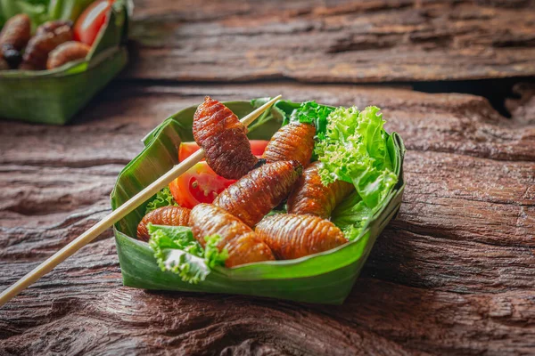 Gusano frito, Comida de insectos con verduras en los tazones hechos de b — Foto de Stock