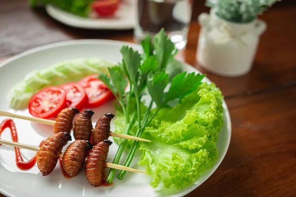Gusano frito, Comida de insectos con ensalada de verduras en el tazón blanco . — Foto de Stock