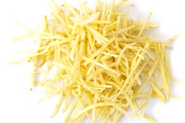 Zencefil kökü dilimleri, beyaz arka planda izole edilmiş. Seçici odak