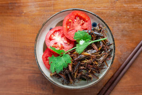 Жареные сверчки, еда для насекомых с овощами, помидоры в мисках — стоковое фото