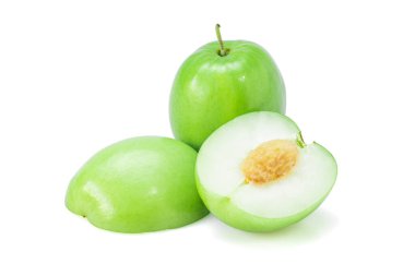 Jujubes, beyaz arka planda yeşil yapraklı maymun elma meyvesi. Yakın çekim.