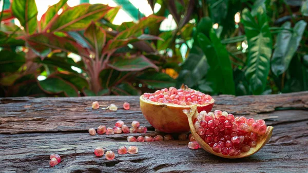 Fruta Romã Madura Sementes Prontas Para Comer Fundo Madeira Frutos — Fotografia de Stock