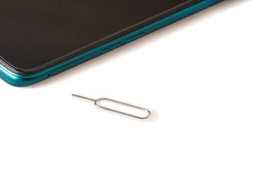 Sim kart araçları, beyaz arkaplanda izole edilmiş akıllı telefonlar için sim kart tepsisini fırlat. Seçici odak. 