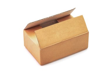 Karton kutu beyaz arkaplanda boş izole bir şekilde açıldı. Paket teslimatı için turuncu karton kutu. Kırpma yolu