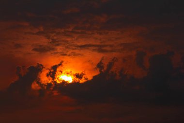 Kara bulutlar parlak güneşin parlayan armasını gizledi. panoramik biçimdeki gün doğumu duvar kağıdı arkaplanı.