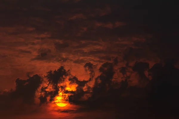 Sötét Felhők Elhomályosították Fényes Nap Fénylő Címerét Napkelte Tapéta Háttér — Stock Fotó