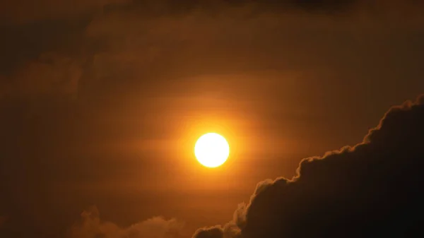 Kaunis Oranssi Kultainen Taivas Runsaasti Tummia Pilviä Auringonpaiste Auringonnousu Taustakuva — kuvapankkivalokuva