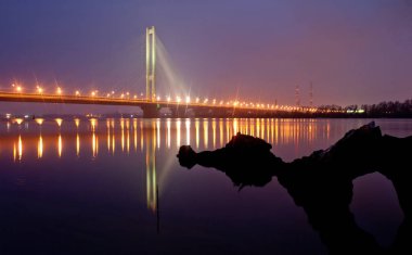 büyük şehirde gece ışık