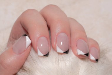 Turuncu arka planda güzel mavi manikür.