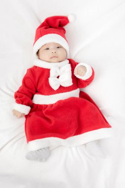 Beyaz backg Noel Baba kostüm ile bebek kız portresi
