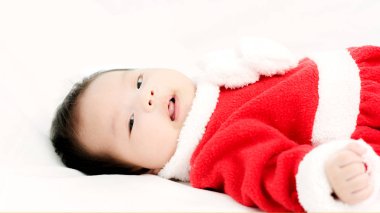 Noel Baba kostüm güzel bebek kız portresi. W izole