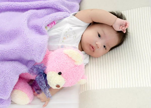 Portret adorable córeczka obudzić się w łóżku z lalka Miś — Zdjęcie stockowe