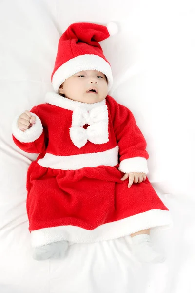 Retrato de menina adorável com traje de Papai Noel. Isolados em w — Fotografia de Stock