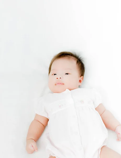 Retrato de menina adorável. Isolado no fundo branco sagacidade — Fotografia de Stock