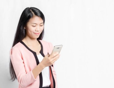 Akıllı telefon arıyorum güzel Asyalı kız portresi. Isola