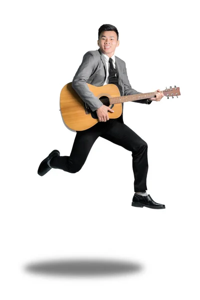 Młody biznesmen skoki z gitara. Na białym tle na białym tle — Zdjęcie stockowe