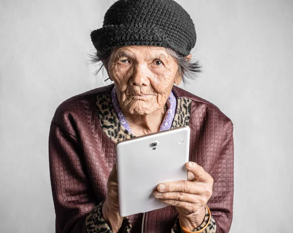 Vintage kostüm tablet ile üst düzey bir kadın portresi. Isola