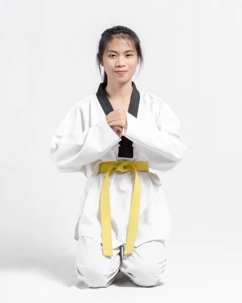 Portrait d'une fille asiatique magnifique avec ceinture jaune taekwondo. Est — Photo