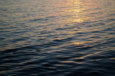 Deniz suyu, gün batımı, mavi ve turuncu renkler Güneş yolun dokusuna 