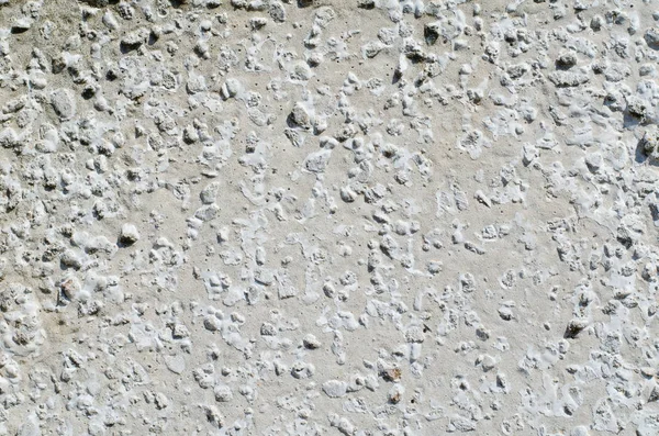 Textura de uma parede cinza de cimento com rachaduras e furos — Fotografia de Stock