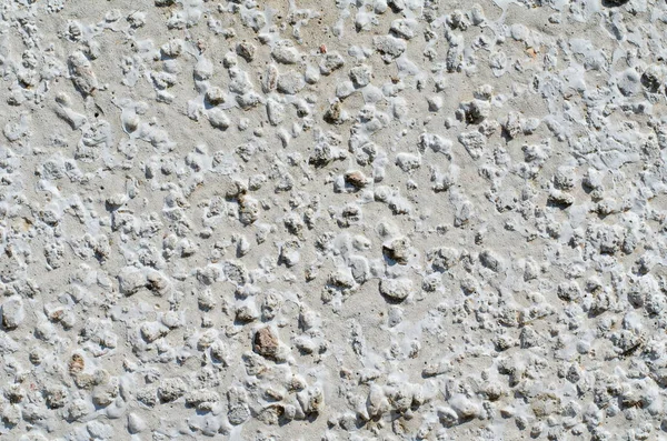 Textura de uma parede cinza de cimento com rachaduras e furos — Fotografia de Stock