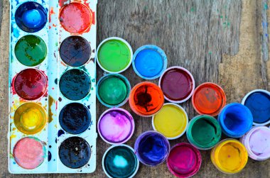 Guaj boyalar ve suluboya için eski ahşap arka plan üzerinde çizim, sanatsal araçlar kümesi. Yaratıcı çalışma için Araçlar.