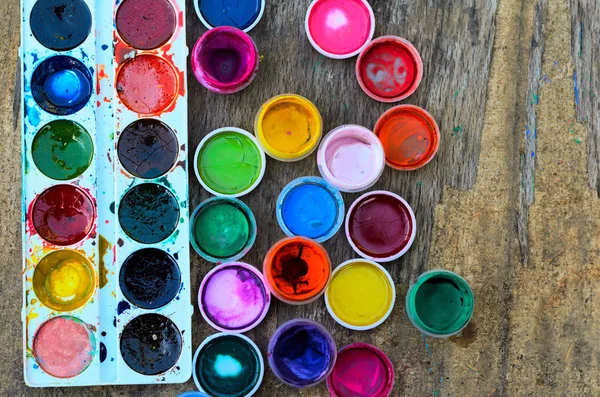 Guaj boyalar ve suluboya için eski ahşap arka plan üzerinde çizim, sanatsal araçlar kümesi. Yaratıcı çalışma için Araçlar.