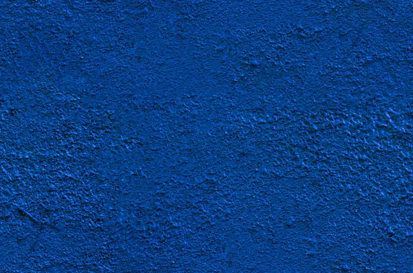 Fundo de um estuque azul profundo revestido e pintado exterior, elenco áspero de textura de cimento e parede de concreto, revestimento decorativo — Fotografia de Stock