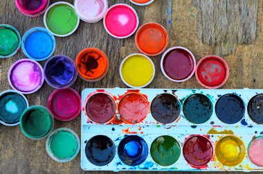 Guaj boyalar ve suluboya için eski ahşap arka plan üzerinde çizim, sanatsal araçlar kümesi. Yaratıcı çalışma için Araçlar. 