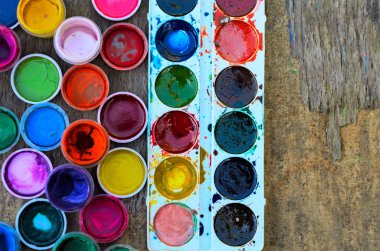 Guaj boyalar ve suluboya için eski ahşap arka plan üzerinde çizim, sanatsal araçlar kümesi. Yaratıcı çalışma için Araçlar. 