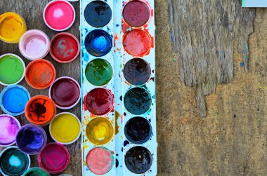 Guaj boyalar ve suluboya için eski ahşap arka plan üzerinde çizim, sanatsal araçlar kümesi. Yaratıcı çalışma için Araçlar. 