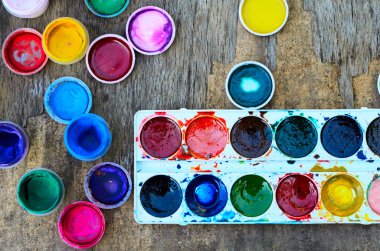 Guaj boyalar ve suluboya için eski ahşap arka plan üzerinde çizim, sanatsal araçlar kümesi. Yaratıcı çalışma için Araçlar. 