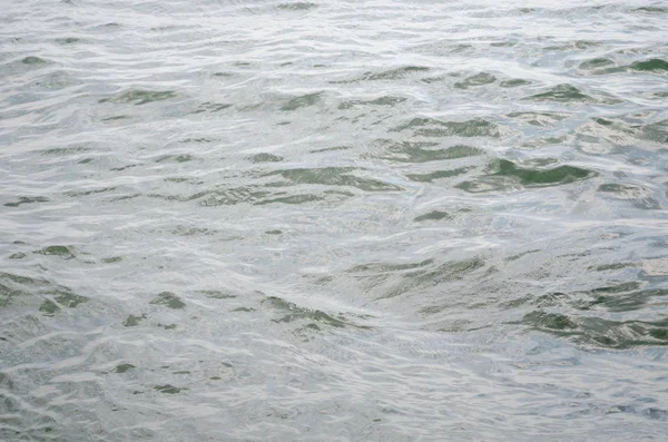 Fondo blu scuro della superficie dell'acqua. Struttura superficiale dell'acqua oceanica. Onde marine profonde — Foto Stock