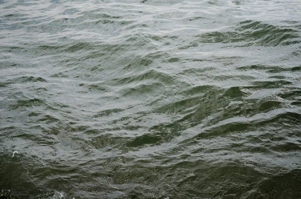 Fondo blu scuro della superficie dell'acqua. Struttura superficiale dell'acqua oceanica. Onde marine profonde — Foto Stock