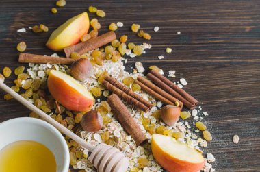 Ana sayfa görünümü bileşenlere sağlıklı bir kahvaltı: yulaf, Kuru üzüm, elma, bal ve fındık