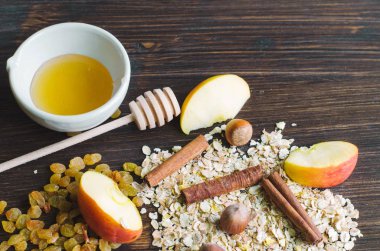 Ana sayfa görünümü bileşenlere sağlıklı bir kahvaltı: yulaf, Kuru üzüm, elma, bal ve fındık