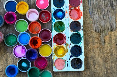 Guaj boyalar ve suluboya için eski ahşap arka plan üzerinde çizim, sanatsal araçlar kümesi. Araçları yaratıcı çalışma için. Geri okul ve yaratıcı sanat kavramı. Üstten Görünüm. Kopya alanı.