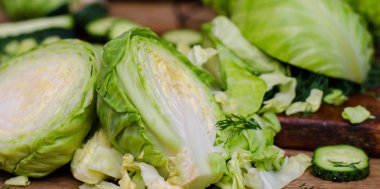 Ahşap kesme tahtası üzerinde genç lahana başkanları yakın çekim