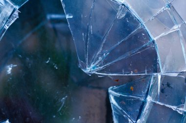 Kaza, kırık pencere camını çatlatmış.