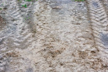 Araba tekerlek parça ıslak toprak doğal arka plan üzerinde yazdırır