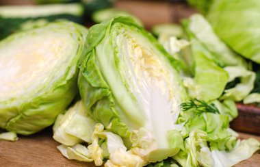 Ahşap kesme tahtası üzerinde genç lahana başkanları yakın çekim