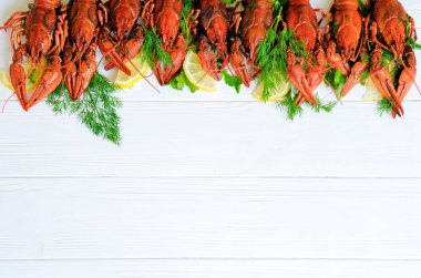 Haşlanmış lezzetli nehir kerevit fenn Beyaz ahşap zemin üzerine